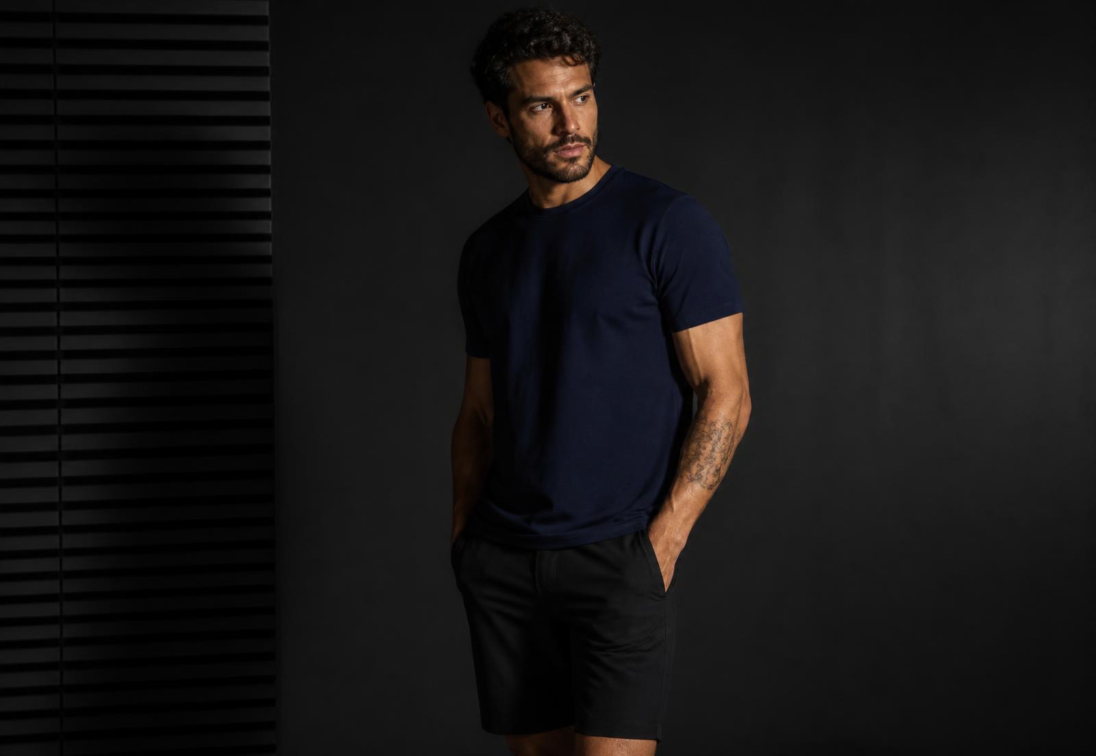 Homem vestindo camiseta azul-marinho e bermuda preta da Império Moda Masculina